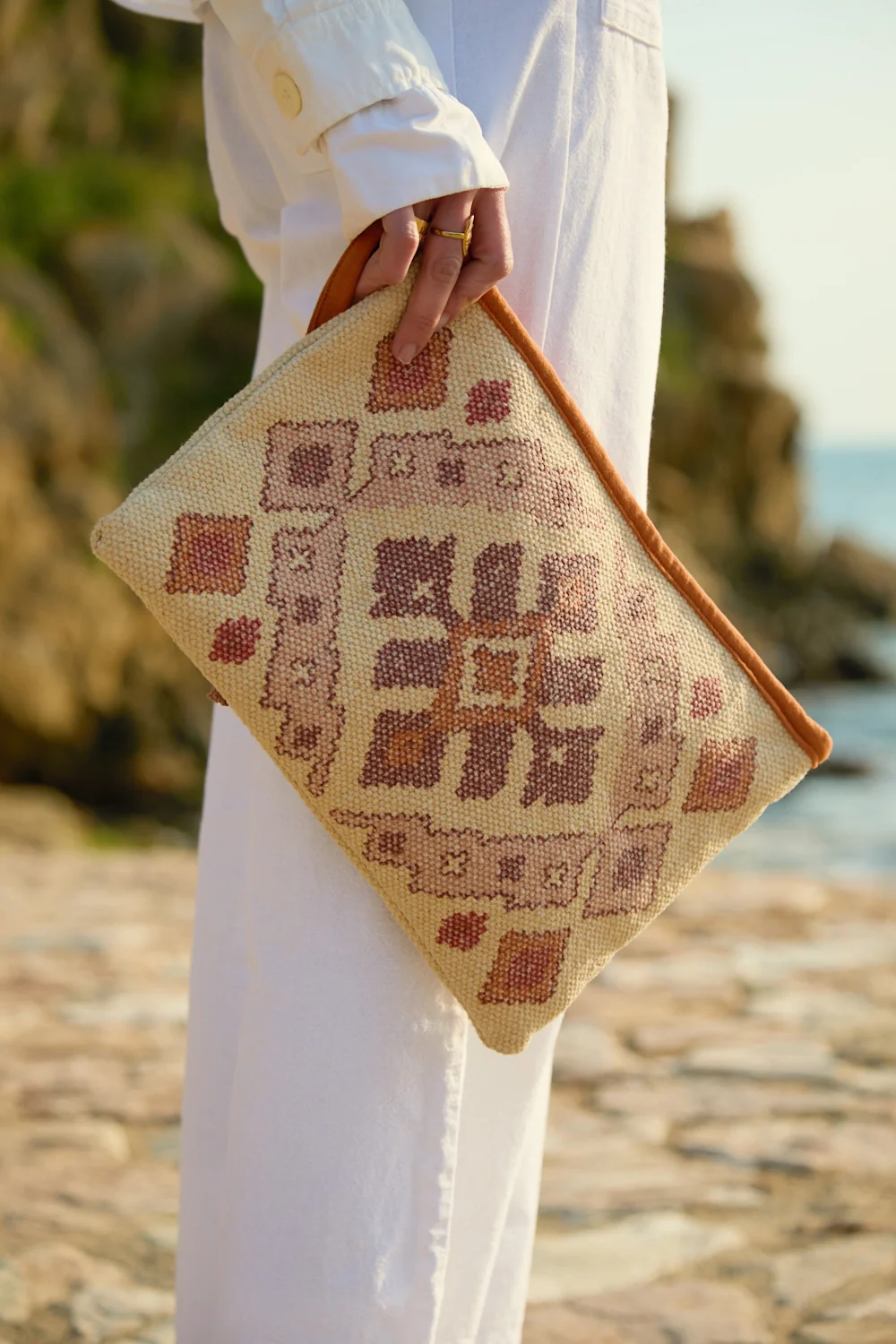Bolso de mano de algodón dhurrie con print Aisha