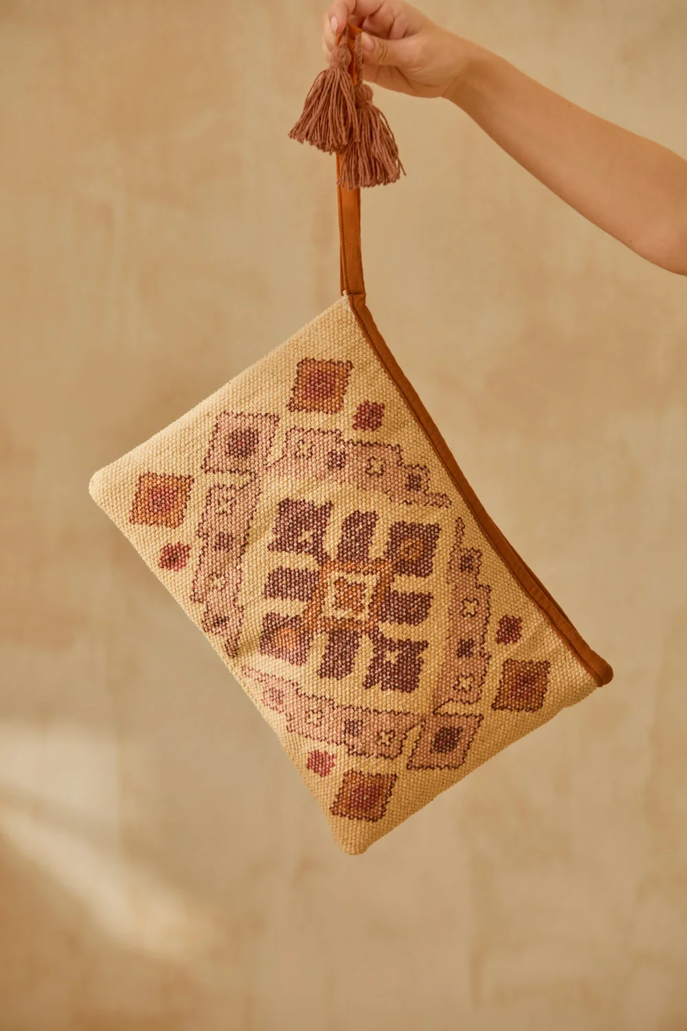 Bolso de mano de algodón dhurrie con print Aisha - Image 4