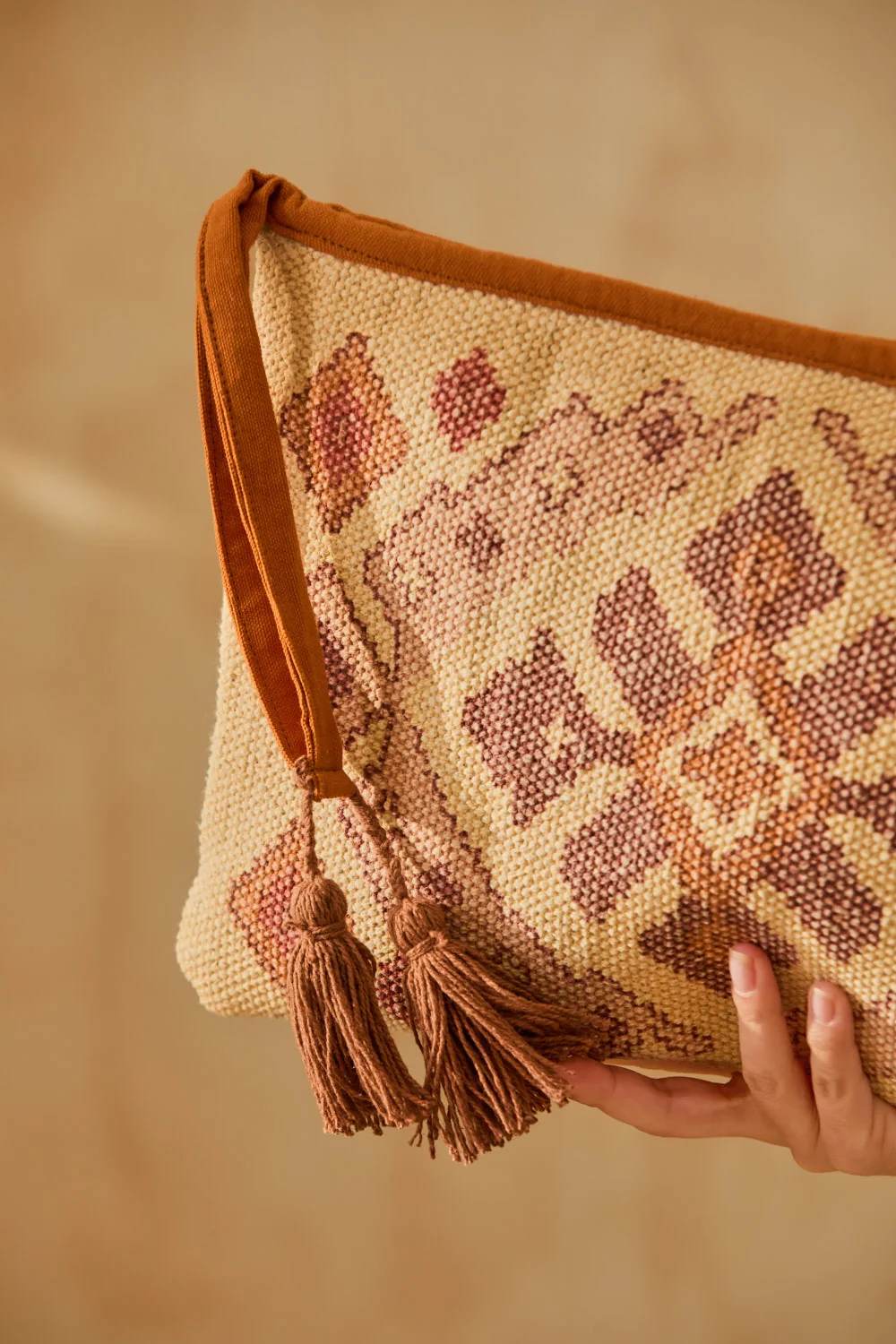 Bolso de mano de algodón dhurrie con print Aisha - Image 5