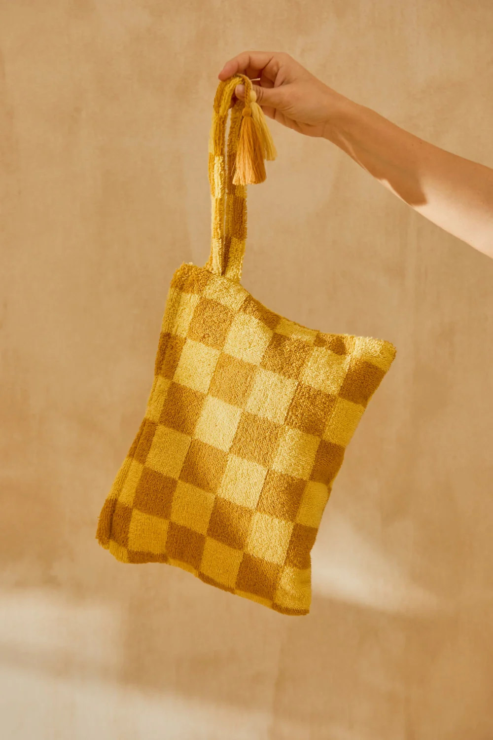 Bolso de mano de algodón rizo con diseño a cuadros mostazas Pipa - Image 4