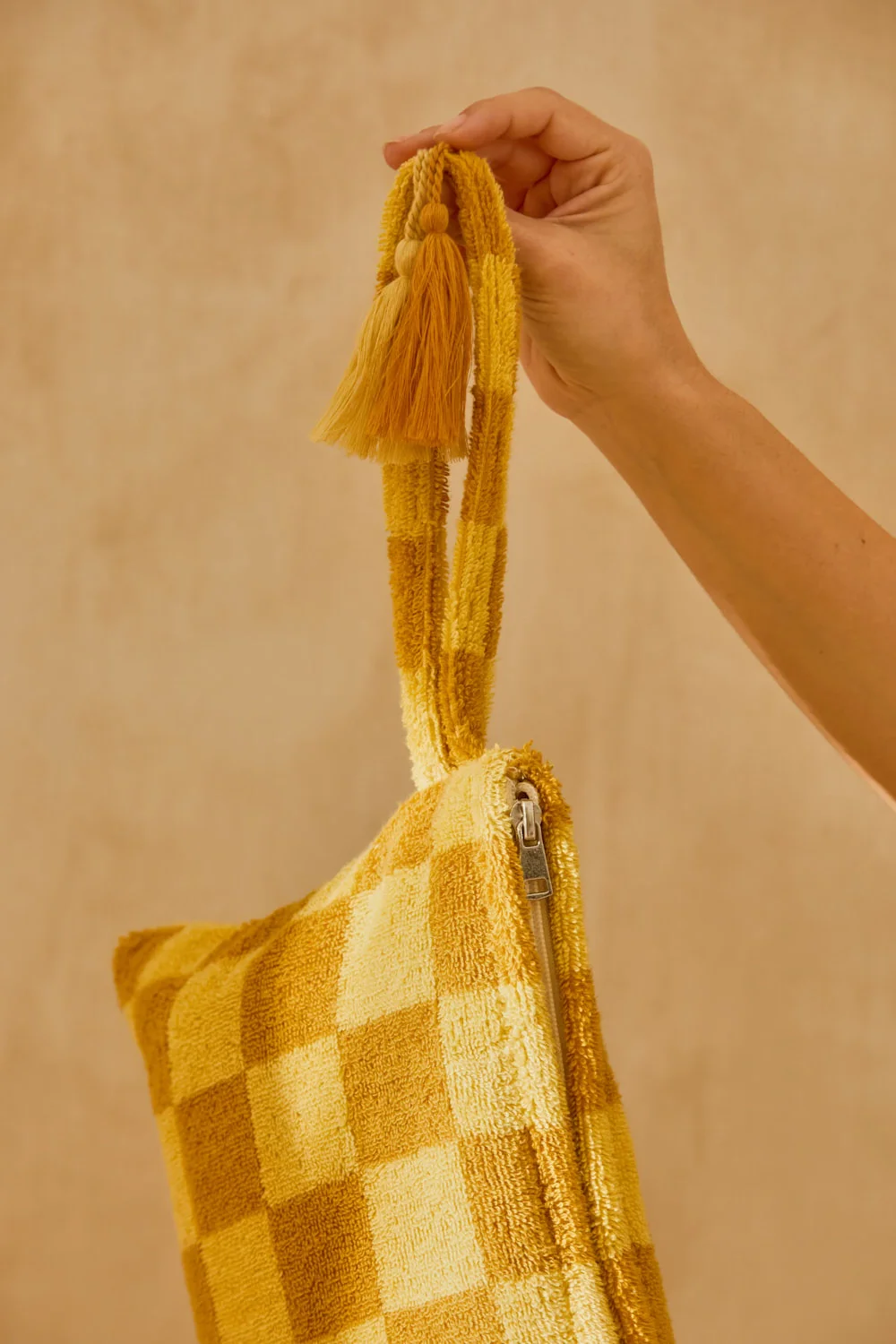 Bolso de mano de algodón rizo con diseño a cuadros mostazas Pipa - Image 5