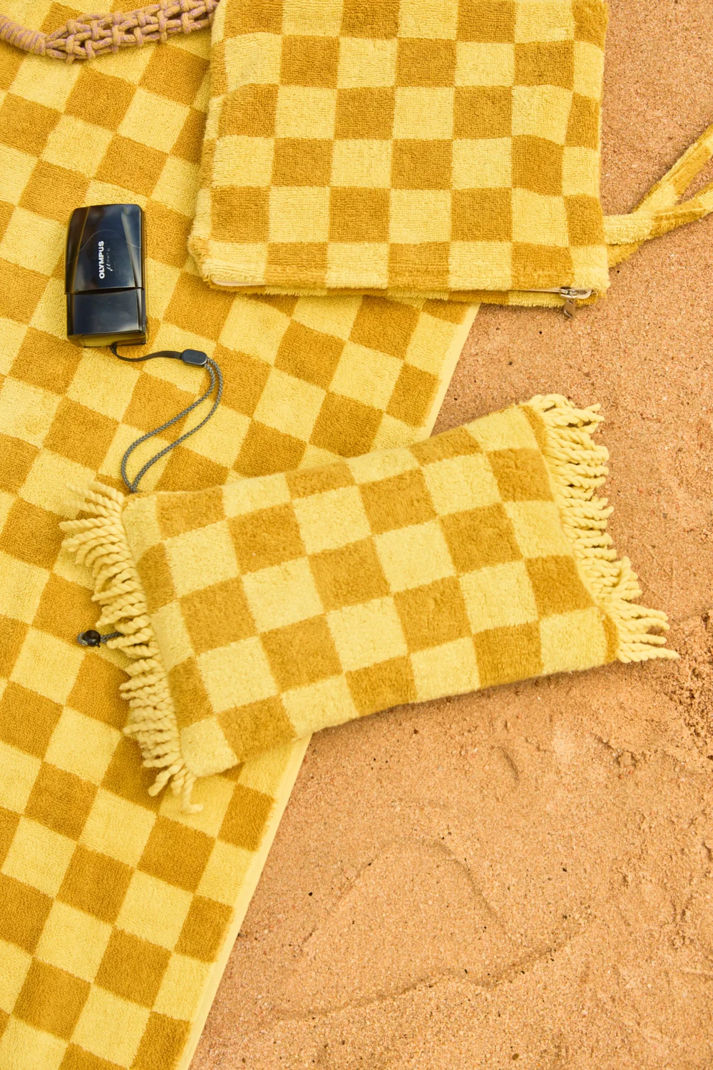 Cojín de playa de algodón rizo con diseño a cuadros mostazas Pipa - Image 3