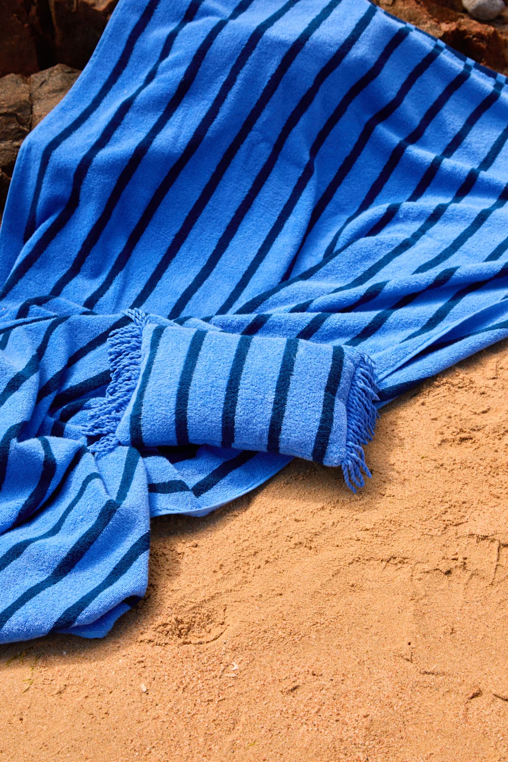 Cojín de playa de algodón rizo con diseño a rayas azules Saturno - Image 2
