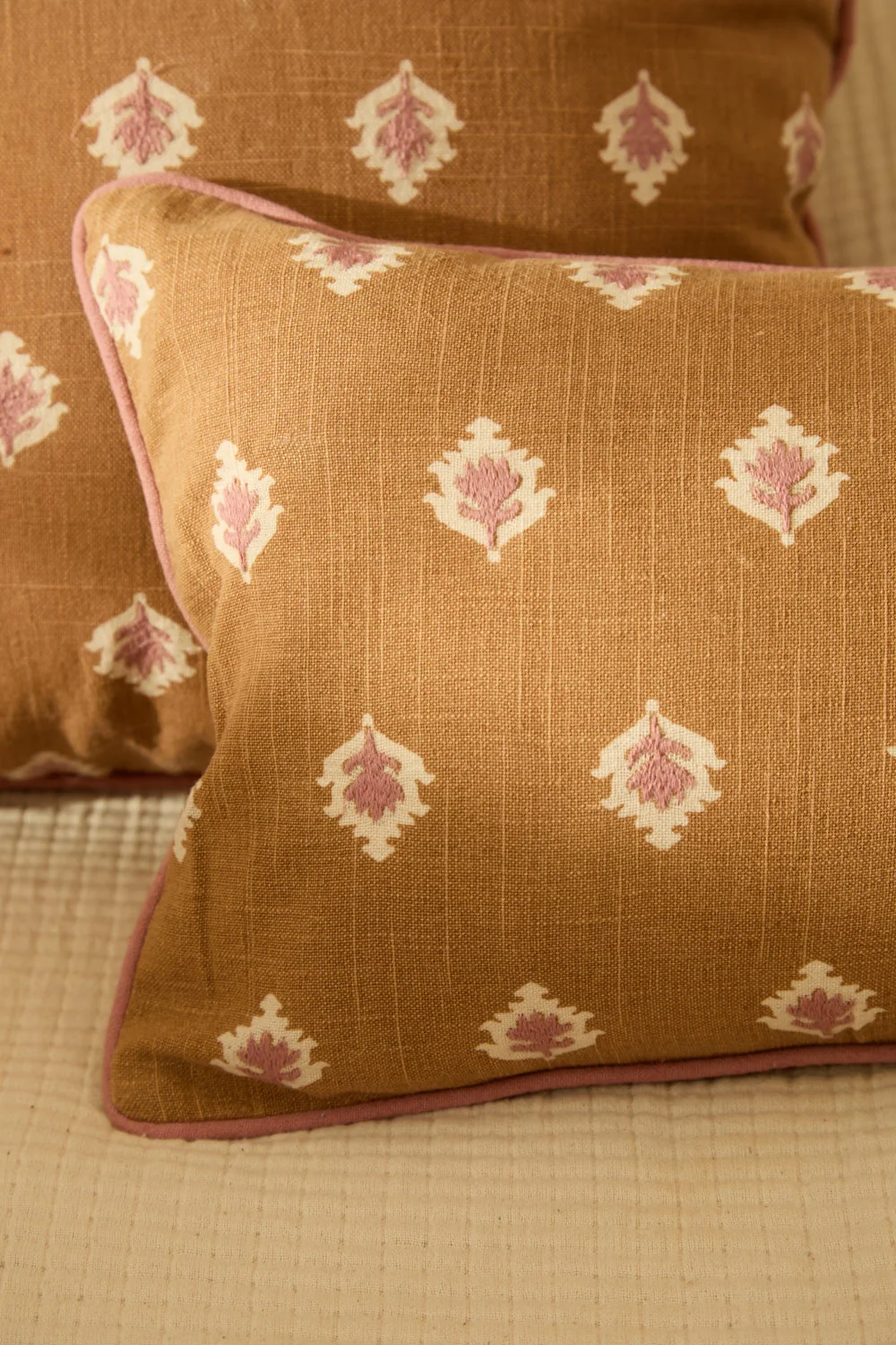 Funda de cojín rectangular bordada Canela - Image 3