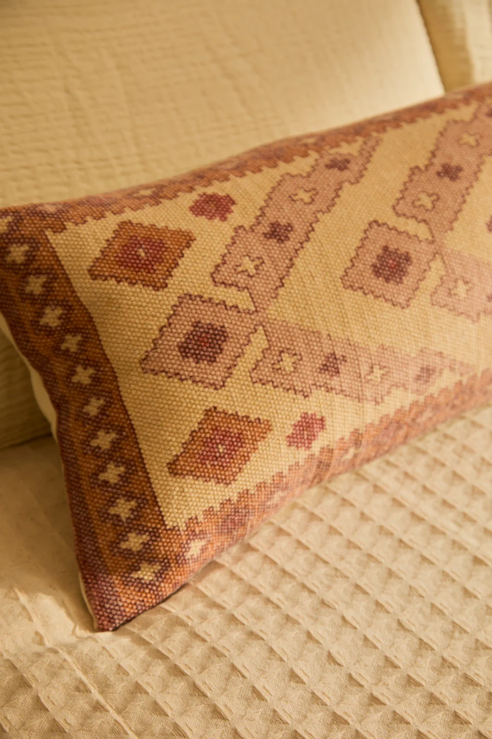 Funda de cojín alargada de algodón dhurrie con print Aisha - Image 2