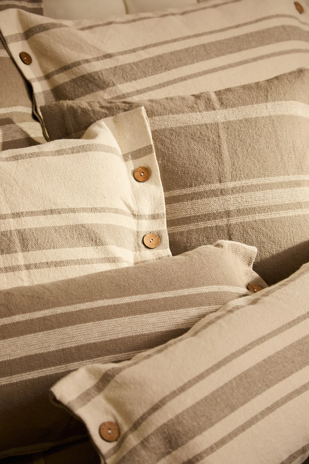 Funda de cojín cuadrada a rayas beige con botones Sorento - Image 5