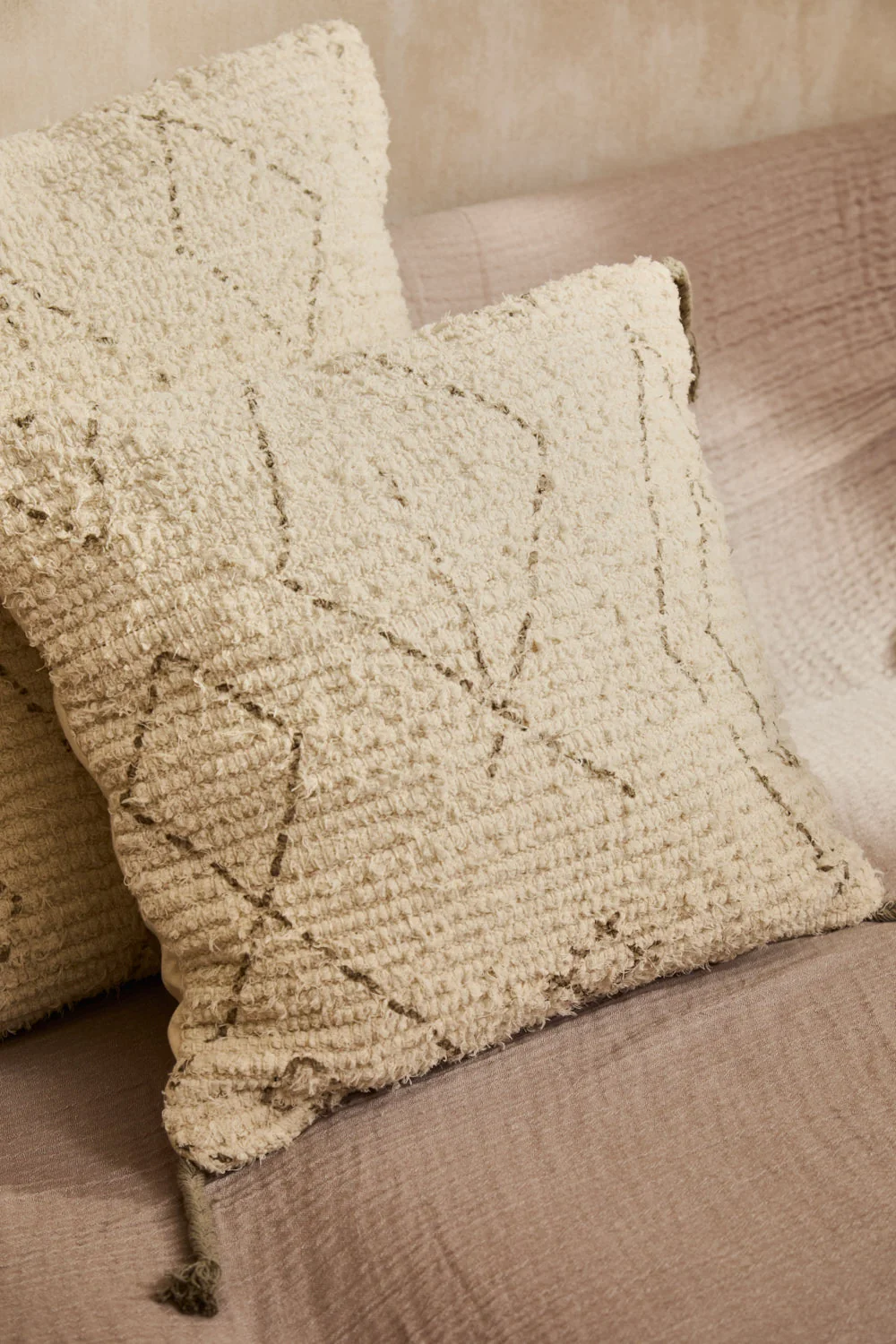 Funda de cojín cuadrada de algodón flameado con motivo étnico en tono piedra Mayo - Image 9