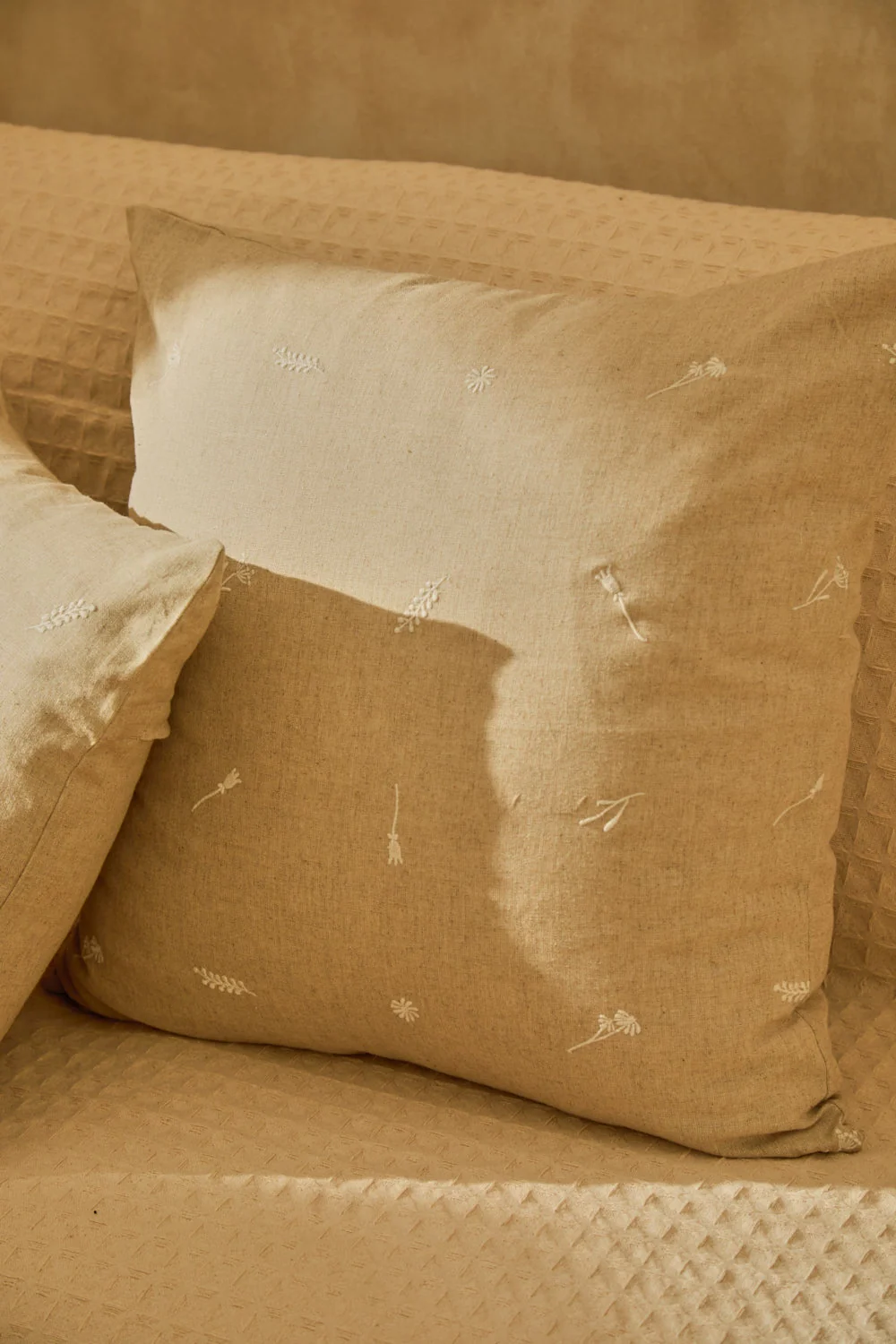 Funda de cojín cuadrada de lino bordado en tonos crudos Spring