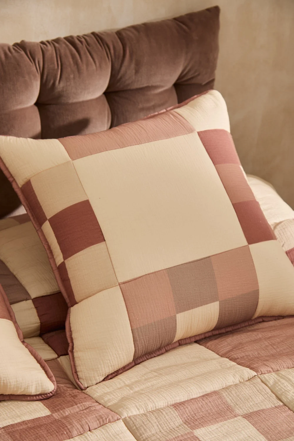 Funda de cojín cuadrada de patchwork en tonos tierra Renne - Image 3