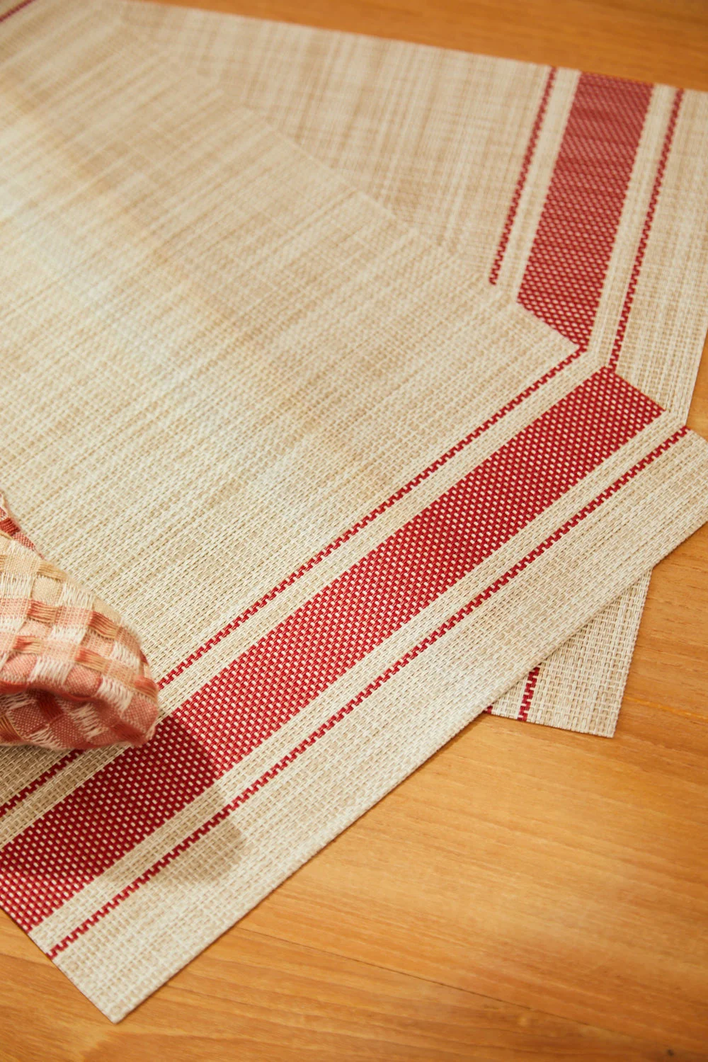 Mantel individual antimanchas trenzado a rayas rojas Pla