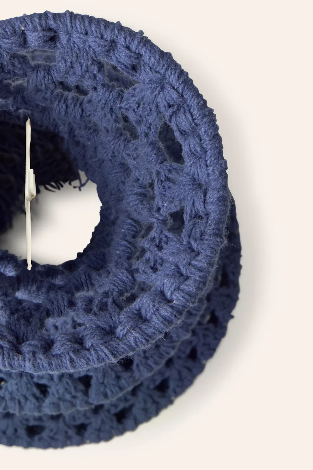 Pantalla mediana para lámpara de techo de crochet azul Pleko - Image 4
