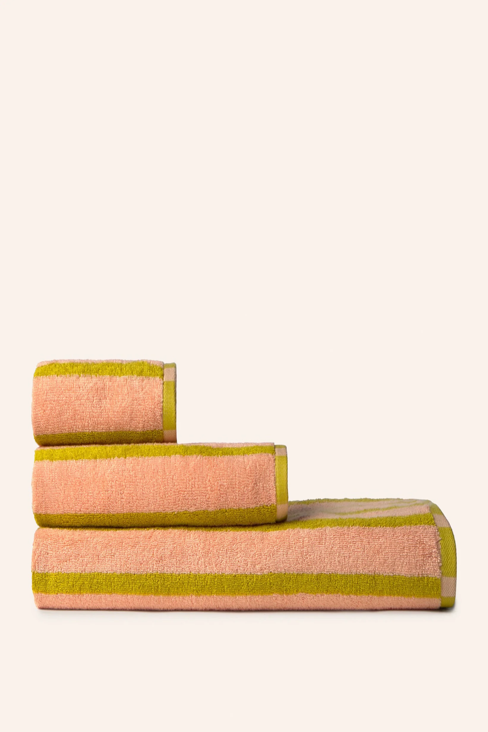 Toalla de baño de algodón de gramaje 530 g/m² de rizo a rayas rosas Saturno - Image 7