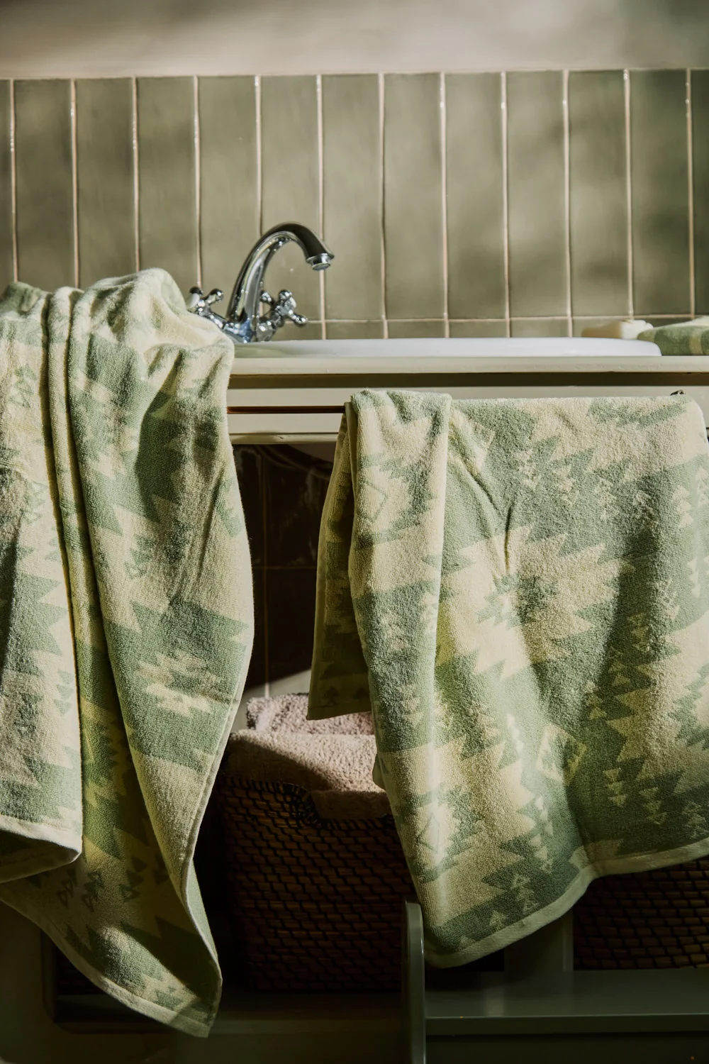 Toalla de baño de algodón de gramaje 530 g/m² de rizo jacquard Neptuno - Image 9