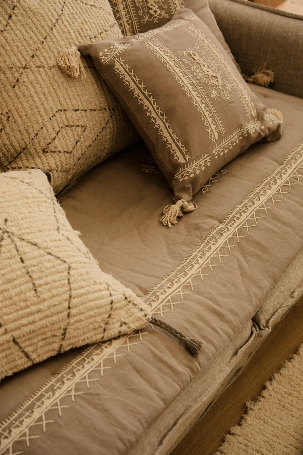 Topper acolchado con bordado gris oscuro Traste - Image 3