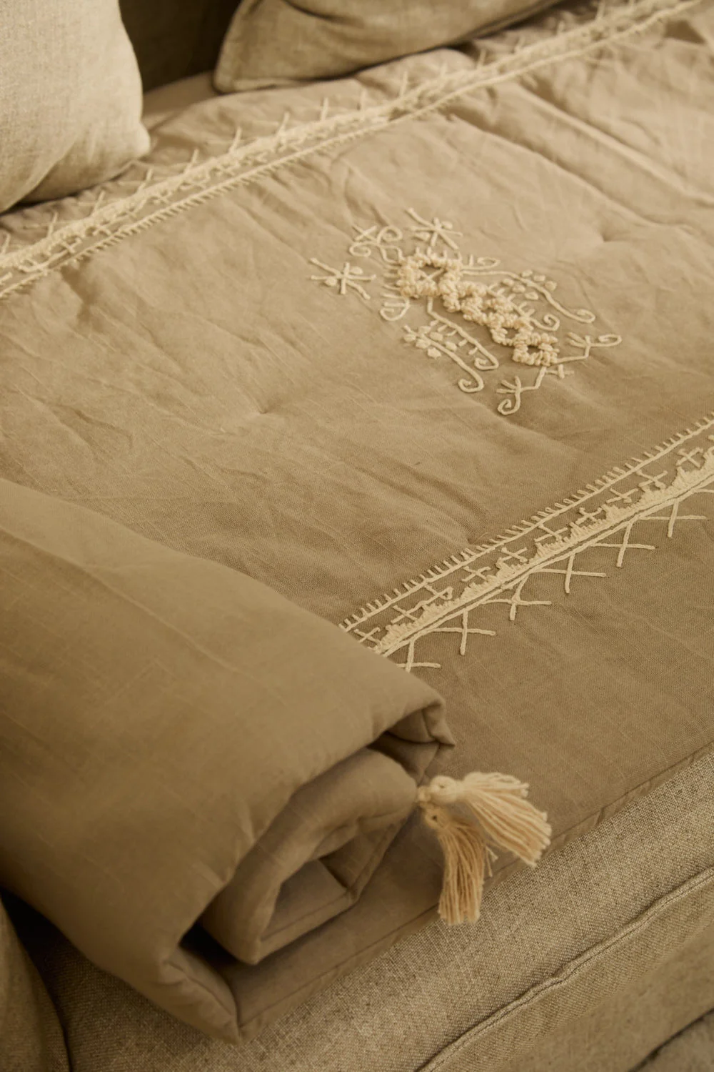 Topper acolchado con bordado gris oscuro Traste - Image 4